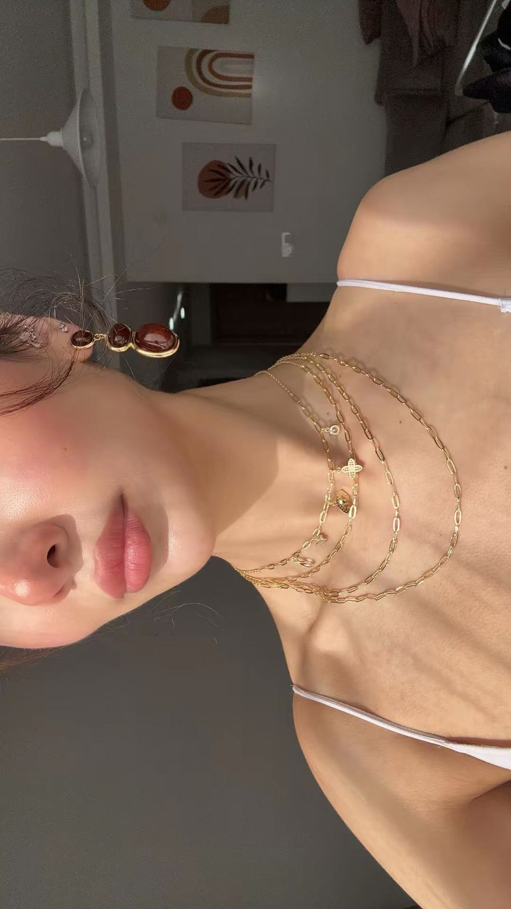 Kahverengi Cabochon Taşlı Altın Ton Sallantılı Küpe