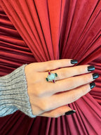 zümrüt ve yakut detaylı vintage geometrik yüzük stil görünümü